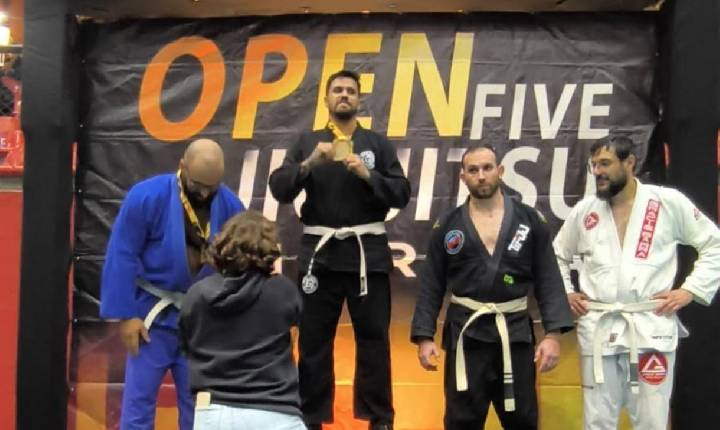 Atletas apucaranenses se destacam no Open Five de Jiu-jitsu em Londrina