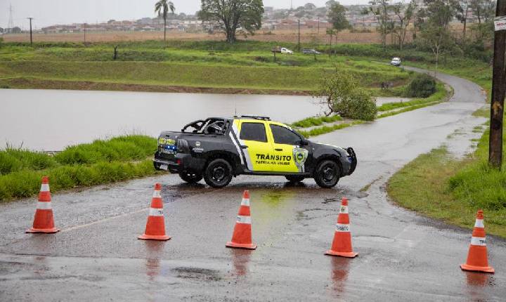 Como medida de segurança, Prefeitura interdita rua para desobstrução de escoamento da Represa do Schmidt