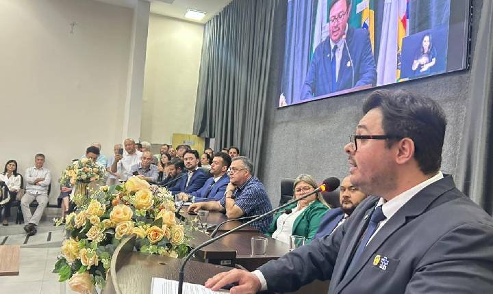 Lucas Leugi toma posse como vereador na Câmara de Apucarana