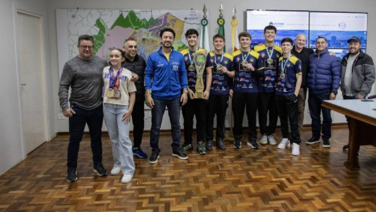 Prefeito Rodolfo Mota recebe apucaranenses campeões do Estado no handebol e jiu-jitsu