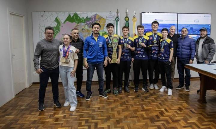 Prefeito Rodolfo Mota recebe apucaranenses campeões do Estado no handebol e jiu-jitsu