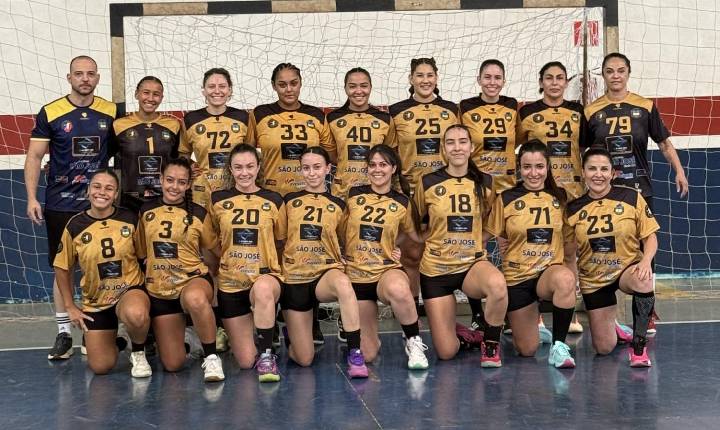 Time feminino da Ahanda participa do Paranaense de Handebol no “Áureo Caixote”