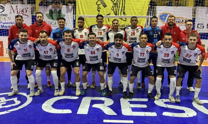 Xavantes goleia o Apucarana Futsal e assume a liderança da Série Prata