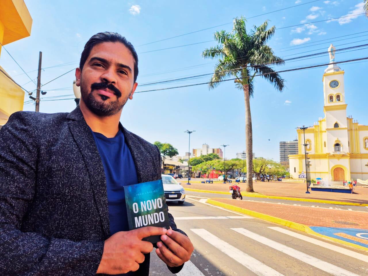 Escritor apucaranense João Cássio lança livro de ficção