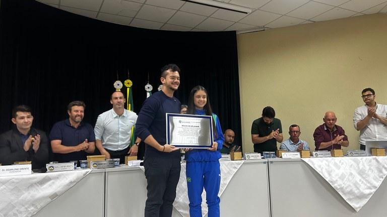 Madelaine Gomes da Silva recebe Moção de Aplausos em Apucarana