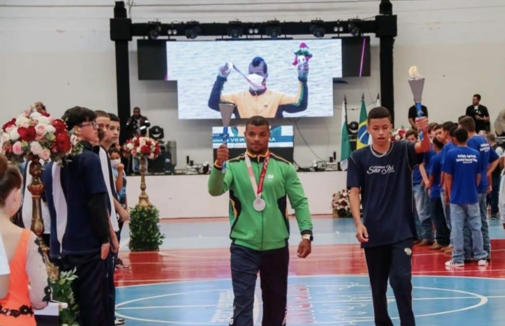Alunos da Escola Municipal de Natação participam de encontro com atleta paralímpico