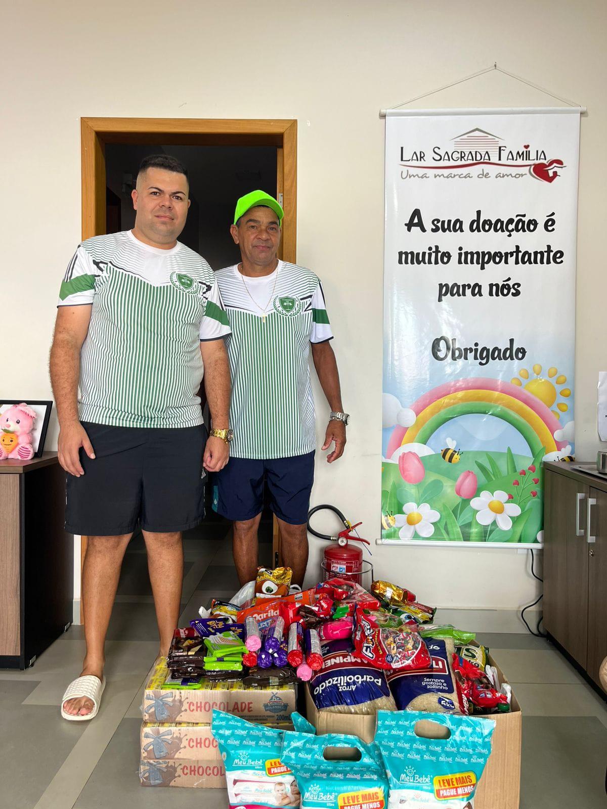 Diretores do Pinheirão entregam mais de 200 quilos de alimentos ao Lar Sagrada Família