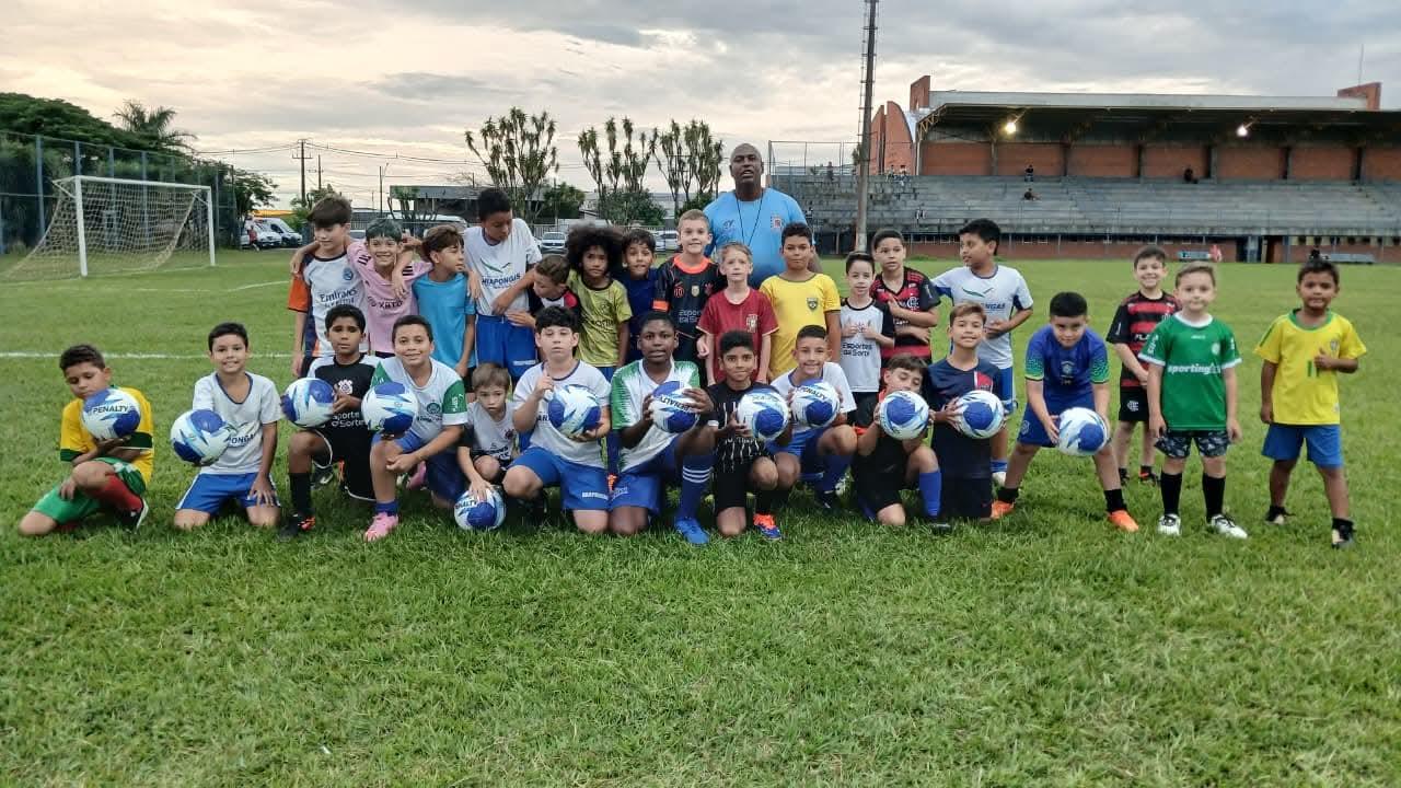 Prefeitura de Arapongas inicia distribuição de materiais esportivos