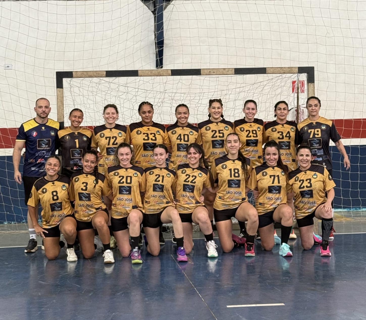 Time feminino da Ahanda participa do Paranaense de Handebol no “Áureo Caixote”