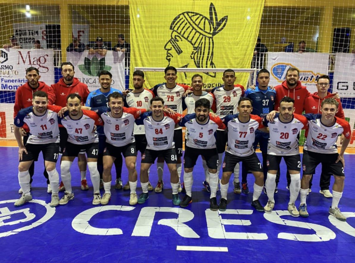 Xavantes goleia o Apucarana Futsal e assume a liderança da Série Prata