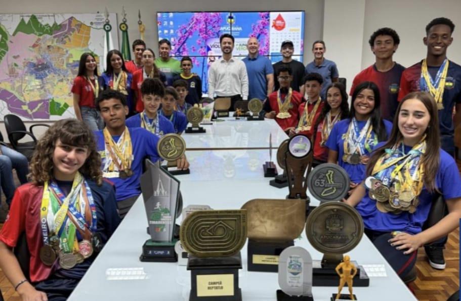 Rodolfo Mota recebe atletas do atletismo e reforça apoio ao esporte de alto rendimento