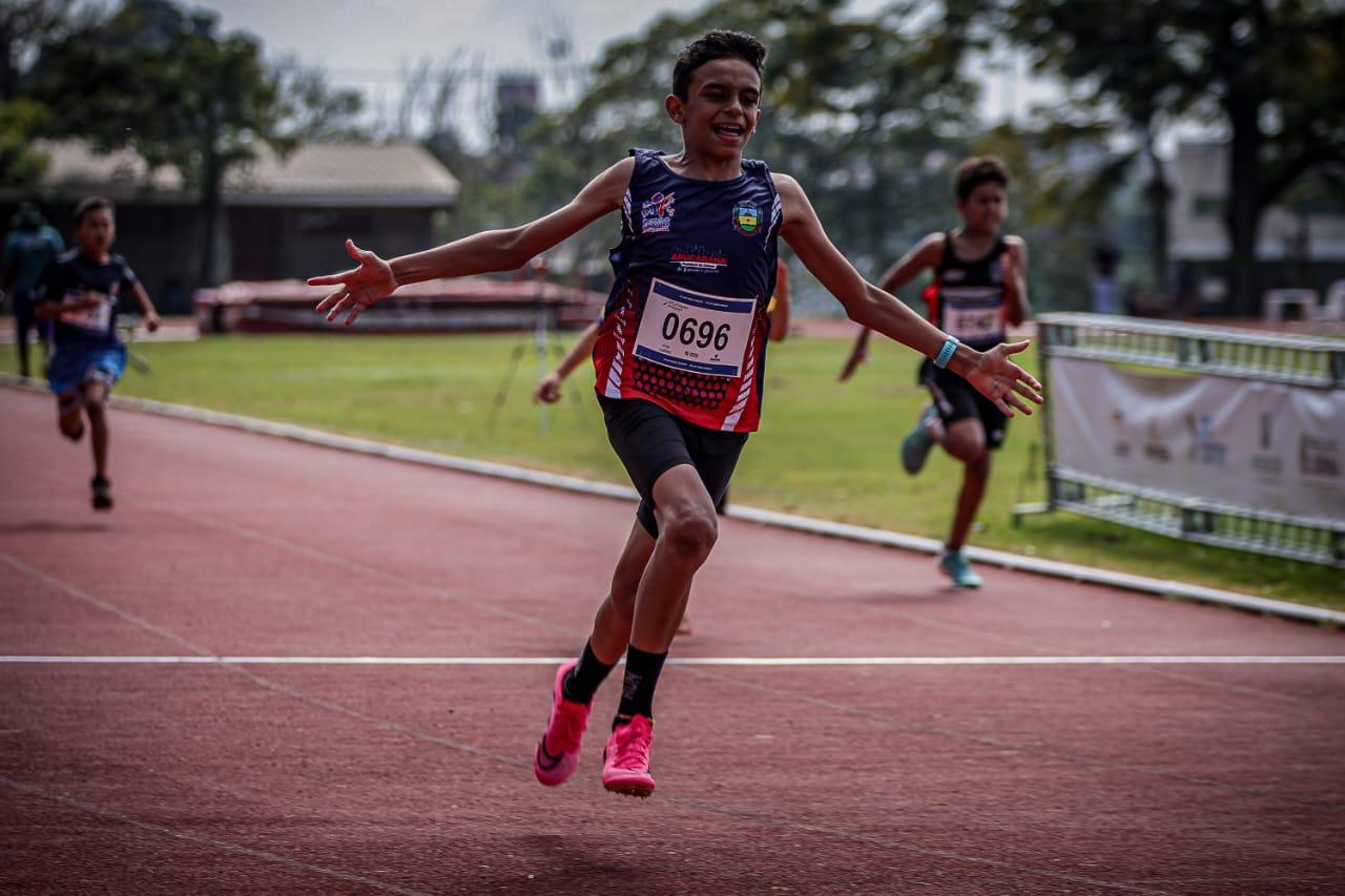 Nathan Gerin conquista mais um título em Maringá e segue colecionando pódios no atletismo
