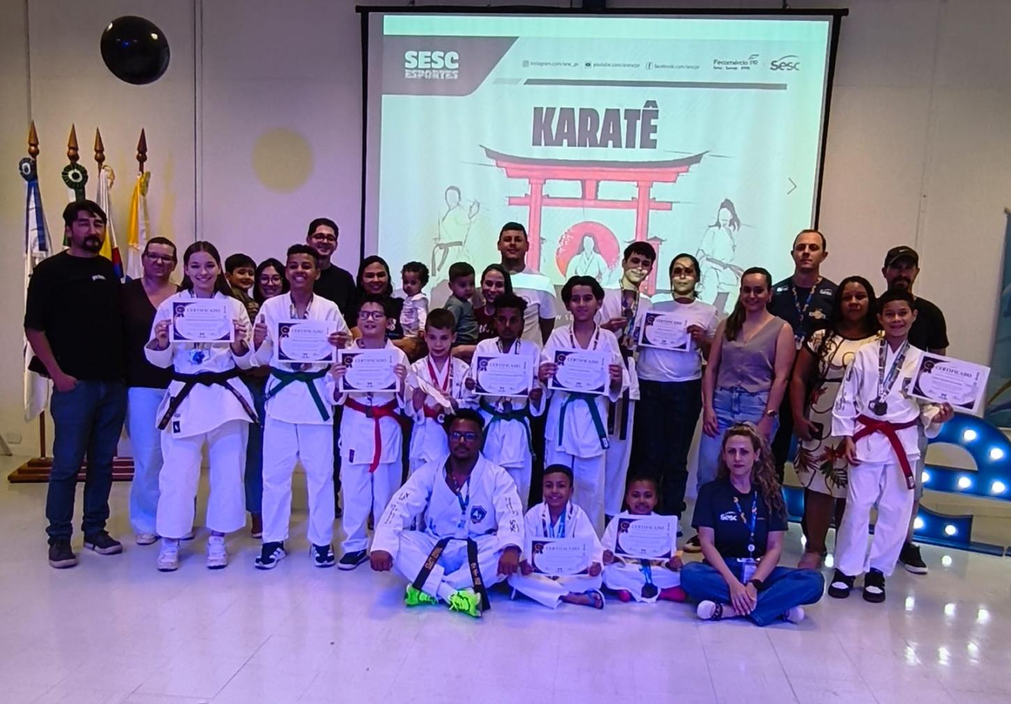 Sesc Apucarana homenageia jovens atletas do karatê