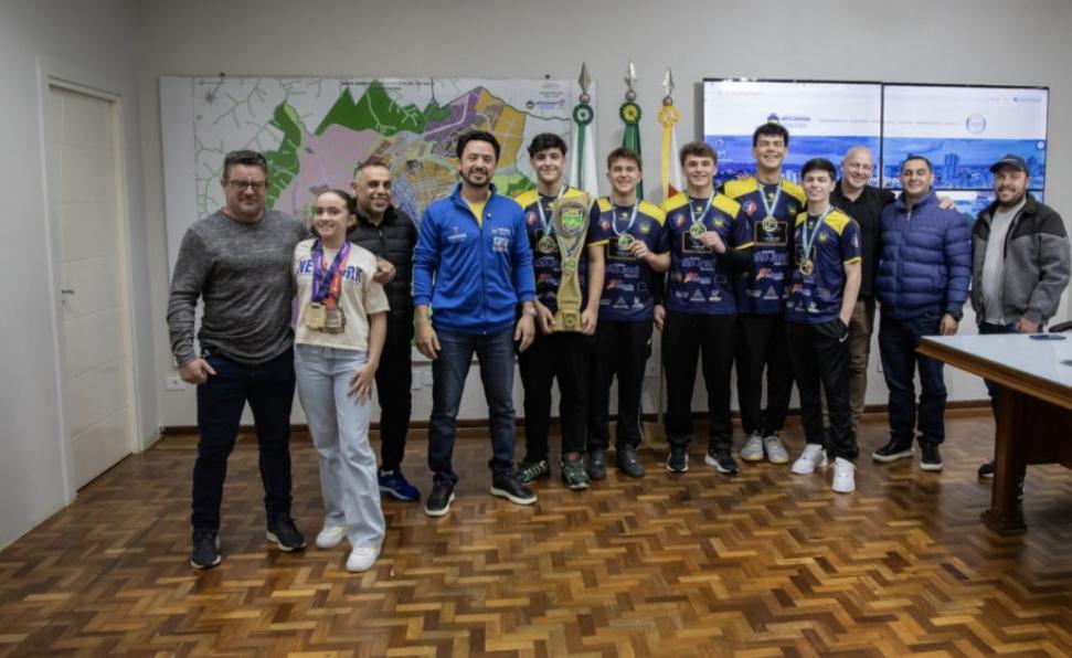 Prefeito Rodolfo Mota recebe apucaranenses campeões do Estado no handebol e jiu-jitsu