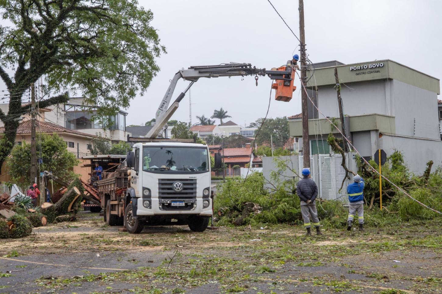 Trabalho integrado entre Copel e Prefeitura garante o restabelecimento da energia em 95% dos domicílios